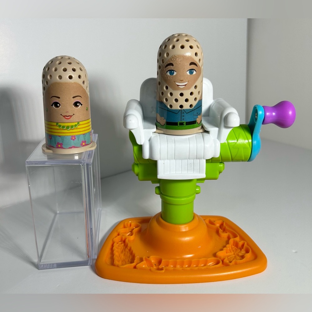 Play-Doh Buzz 'n Cut Barber Shop Figures and Chair